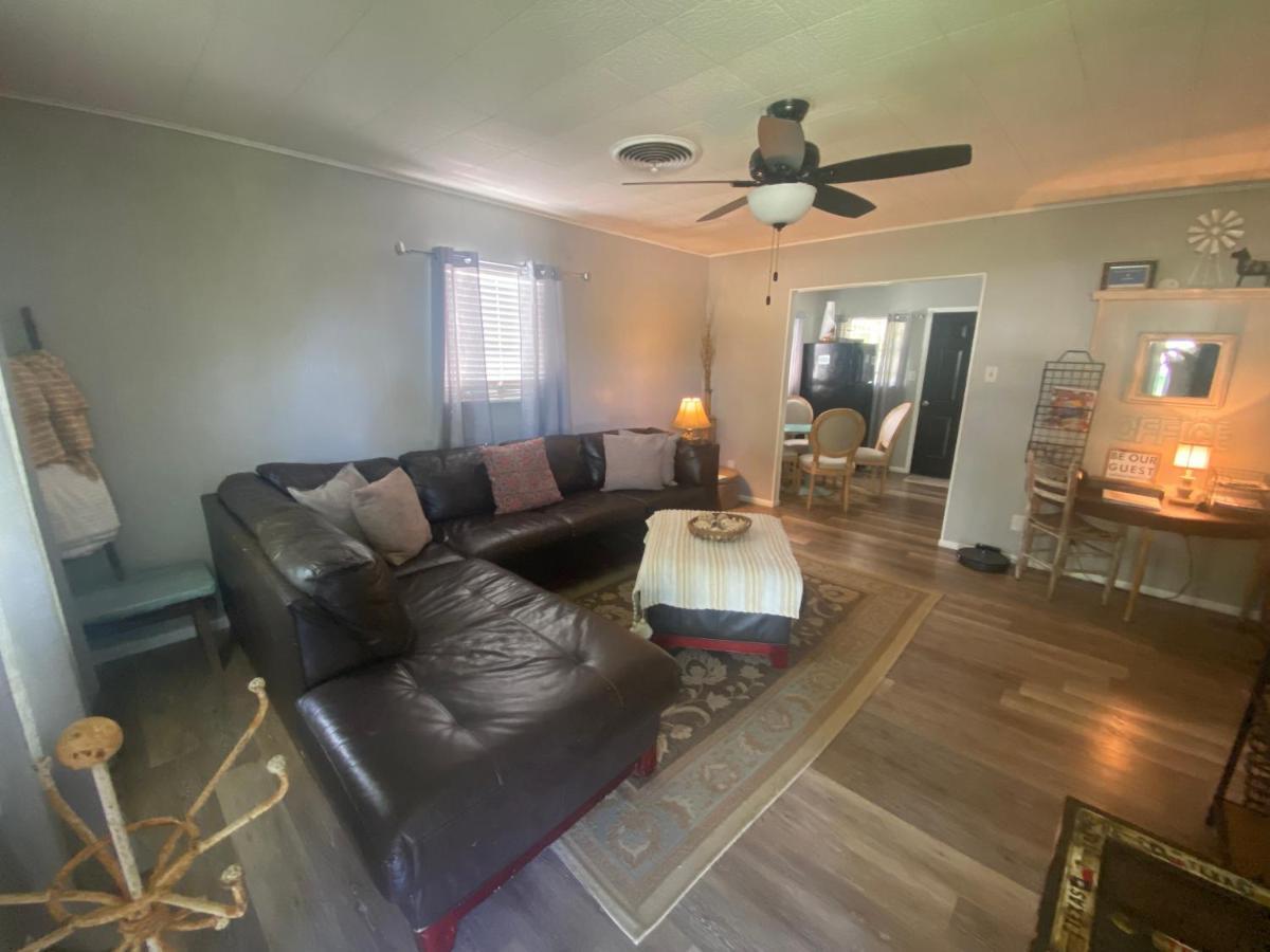 Pecan St. Parlor Haus Downtown Bandera, Tx 外观 照片